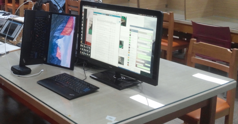 외장형 모니터:노트북 본체, 모니터, USB 외장 키보드의 조합