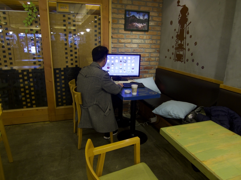 카페에서 일체형 쓰기:카페에서 아는 분에게 제가 만든 일체형 컴퓨터를 사용해보도록 했습니다. 카페의 허락을 받고 그 모습을 찍었습니다.