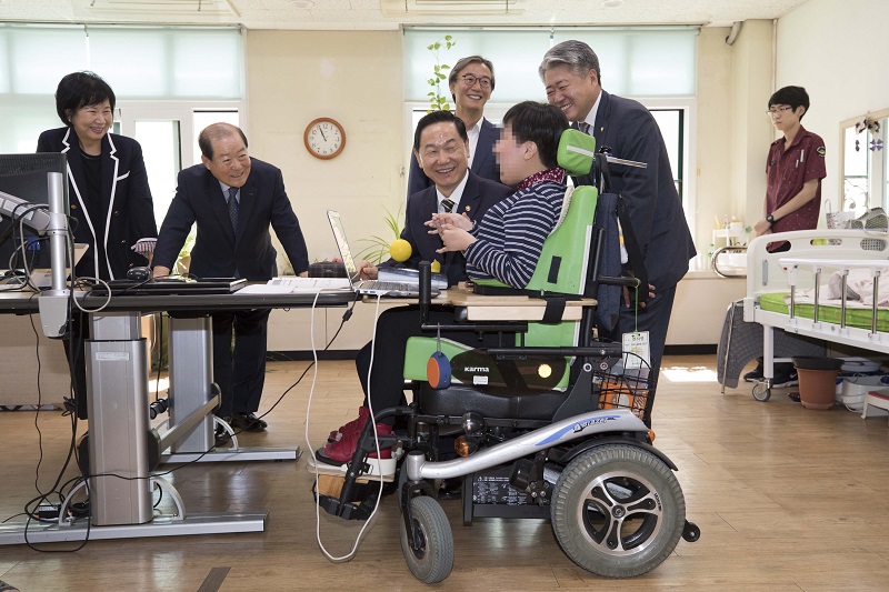 김상곤 사회부총리 겸 교육부장관이 특수학교 신설 및 특수교사 증원 등 특수교육 여건개선 국정과제 추진 의지를 피력하기 위해 13일 서울 마포구 한국우진학교를 방문해 학생들을 만나고 있다.