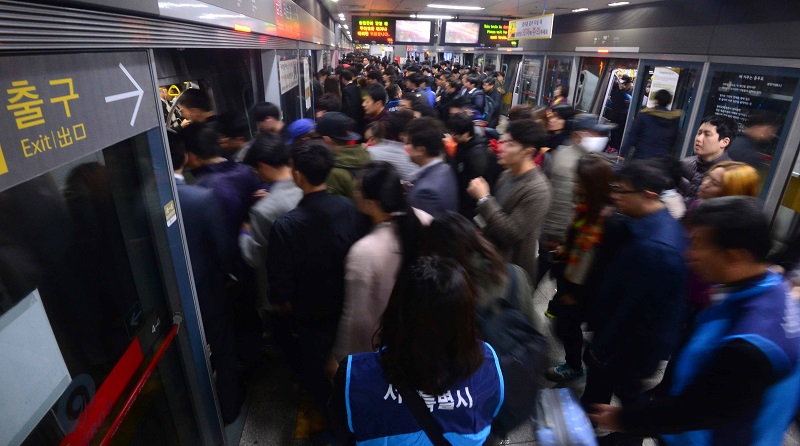 ‘지옥철’ 9호선 승강장에 승객들이 줄지어 서 있다.