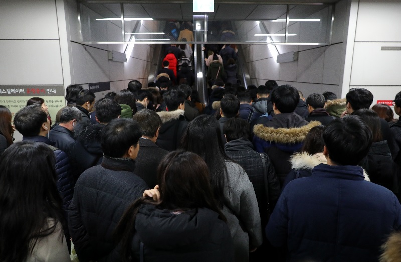 서울지하철 9호선 1단계 구간(개화역~신논현역) 부분파업이 시작된 지난달 30일 오전 서울 여의도 국회의사당역에서 하차한 승객들이 출근길을 재촉하고 있다.
