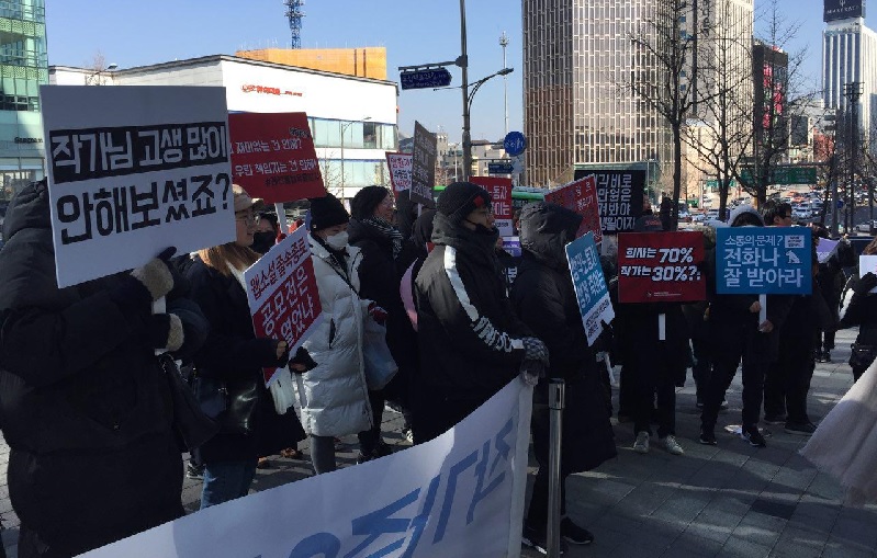레진 레진피해작가연대는 11일 오전 강남구 논현동에 있는 레진엔터테인먼트 건물 앞에서 '레진코믹스 불공정행위를 규탄하는 집회'를 열었다.