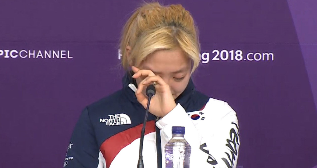 20일 오후 강원도 강릉 스피드스케이팅 경기장 기자회견장에서 스피드 스케이팅 백철기 감독과 김보름이 팀추월 경기 논란과 관련해 긴급 기자회견을 하고 있다. 이날 함께 참석하기로 되어 있던 노선영은 건강상의 이유로 불참했다.