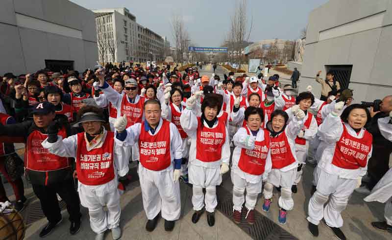 13일 오후 서울 서대문구 연세대학교 백양로에서 청소, 경비, 주차노동자들이 연세대 측의 인원감축 및 최저임금 인상 무력화에 반대하며 구호를 외치고 있다. 50여일 째 연세대 본관 농성을 진행 중인 연세대 비정규직 노동자들은 이날 백양로에서 구조조정 철회를 요구하며 삼보일배를 할 예정이었으나 학교 측과의 교섭 진행으로 추후 연기됐다.