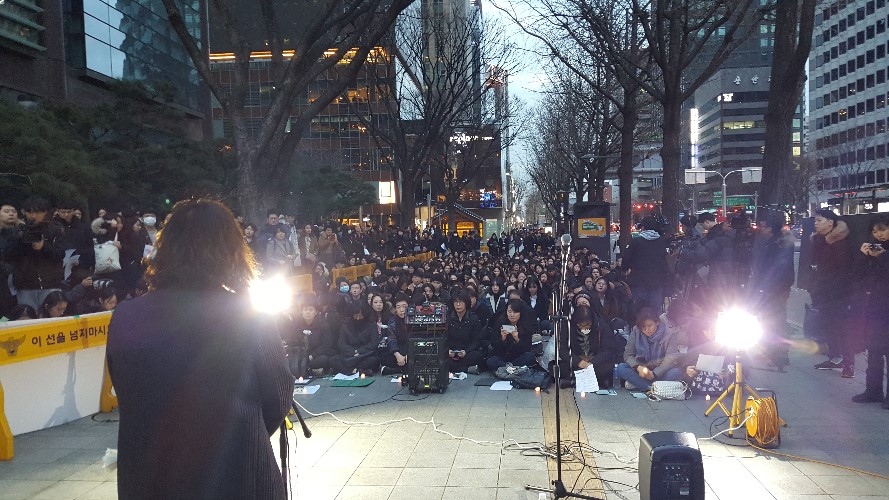 간호사연대가 3일 오후 6시 광화문 역에서 고(故) 박선욱 간호사의 죽음을 추모하는 촛불집회 모습