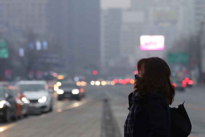 오전 서울 광화문 사거리에서 마스크를 쓴 시민이 출근 걸음을 재촉하고 있다.