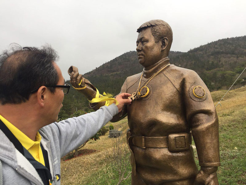 5일 오후 단원고 희생자 우재군의 아버지인 고영환씨가 김관홍 잠수사 조각상을 살펴보고 있는 모습.