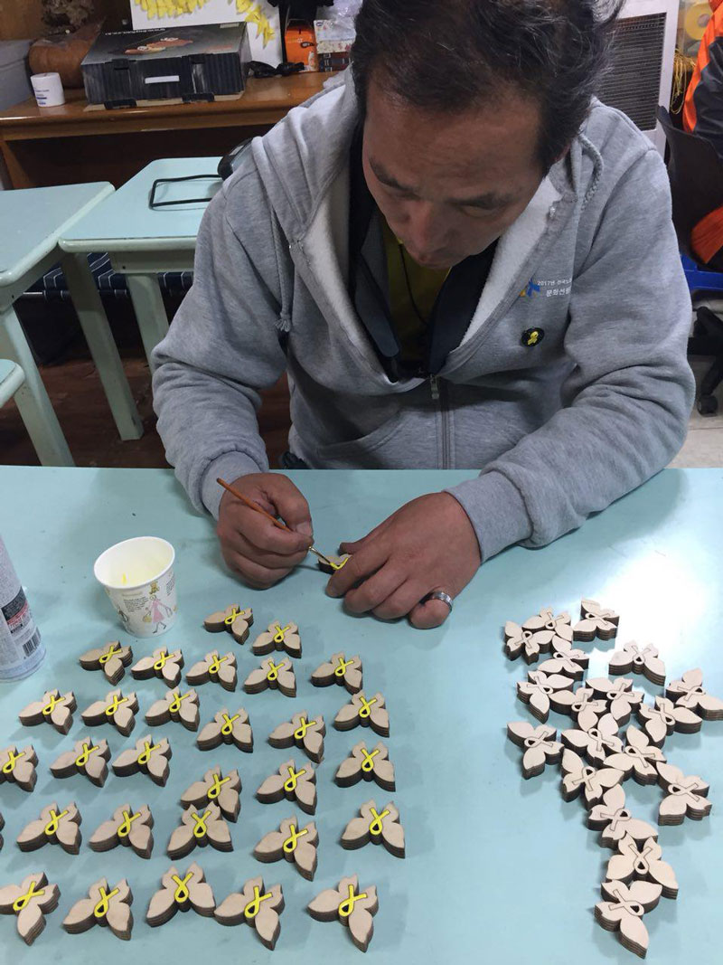 단원고 2-8반 고(故) 고우재군의 아버지인 고영환(51)씨가 자신이 머물고 있는 세월호 가족식당에서 나비모양의 나무 조각에 물감을 칠하는 모습