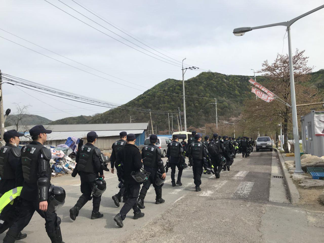 12일 오후 사드반대 주민들을 강제 해산시키던 경찰이 국방부와 주민 대표간의 잠정 합의로 철수하는 모습