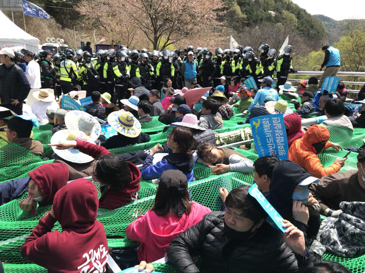 경찰의 강제 해산 작전이 잠시 중단된 12일 낮 12시 35분경 사드반대 주민 등이 자리를 지키고 있는 모습.