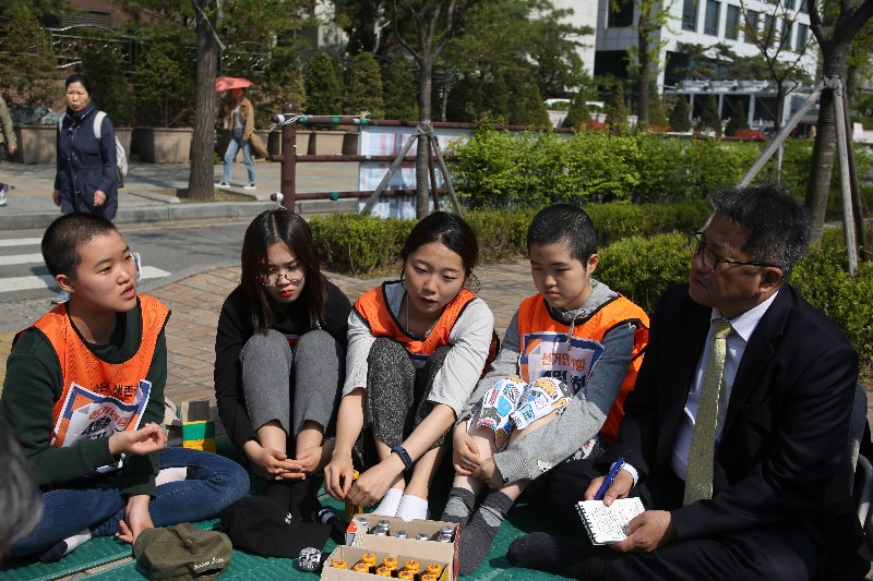 조영선 국가인권위원회 사무총장은 17일 오후 2시 30분 서울 여의도 국회 앞에 있는 '선거 연령 하향'을 촉구하는 청소년 농성장을 방문했다.