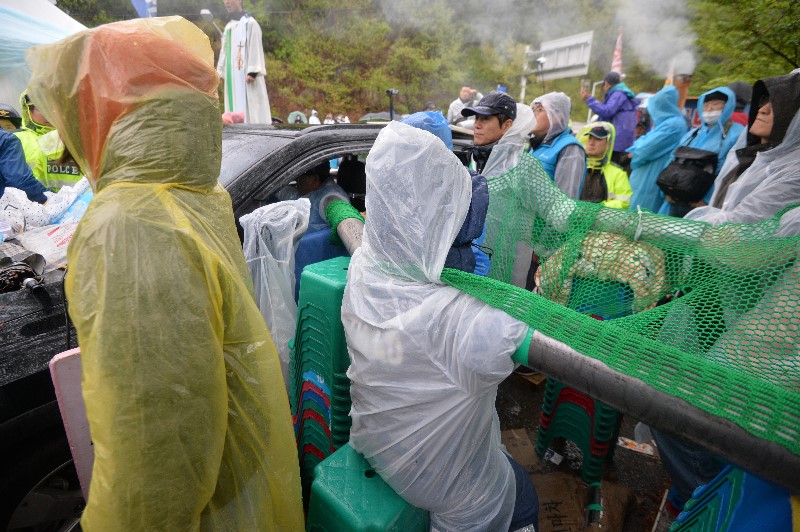 23일 오전 경북 성주군 초전면 소성리 사드(THAAD·고고도미사일방어체계) 기지 진입로인 진밭교에서 경찰이 국방부의 건설장비·자재 반입을 반대하는 사드 반대 단체 회원과 주민을 강제 해산시키고 있다.