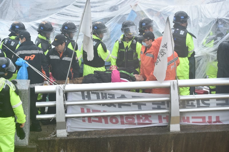 23일 오전 경북 성주군 초전면 소성리 사드(THAAD·고고도미사일방어체계) 기지 진입로인 진밭교에서 경찰이 국방부의 건설장비·자재 반입을 반대하는 사드 반대 단체 회원과 주민을 강제 해산시키고 있다.
