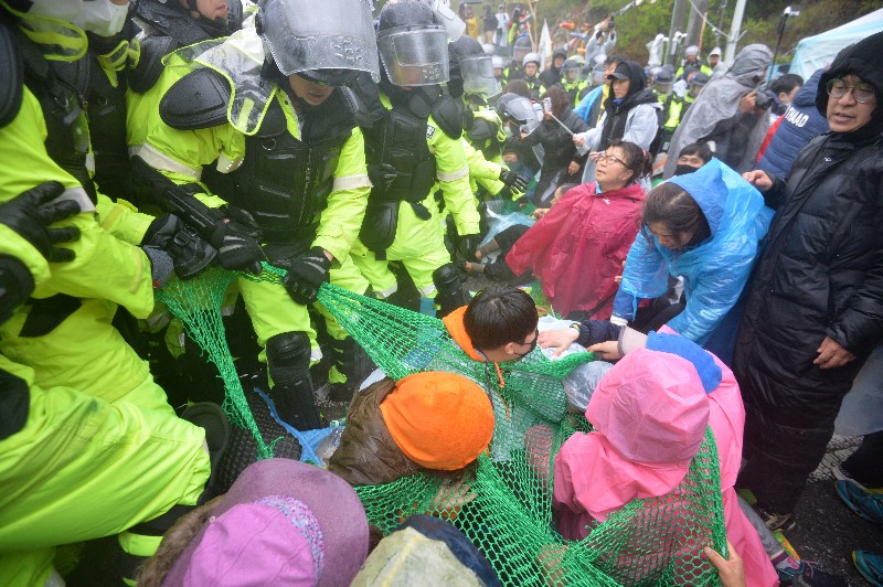 23일 오전 경북 성주군 초전면 소성리 사드(THAAD·고고도미사일방어체계) 기지 진입로인 진밭교에서 경찰이 국방부의 건설장비·자재 반입을 반대하는 사드 반대 단체 회원과 주민을 강제 해산시키고 있다.