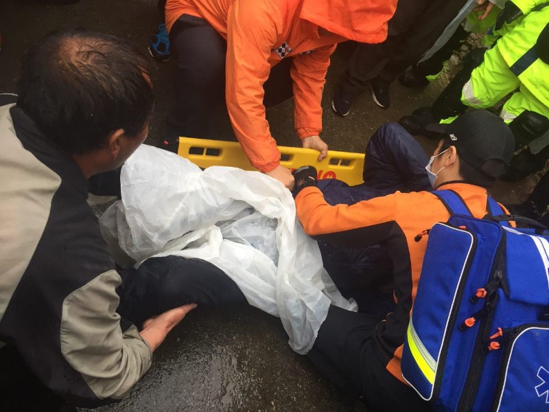 23일 오전 경북 성주군 초전면 소성리 사드(THAAD·고고도 미사일 방어체계) 기지 인근 진밭교에서 경찰의 강제해산에 부상을 당한 주민의 모습