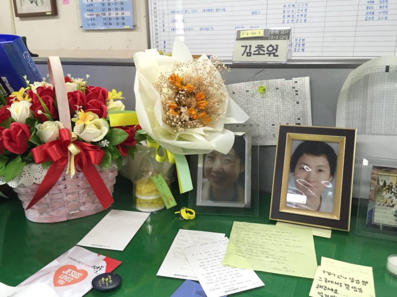 안산 단원고 2학년 3반 고(故) 김초원 선생님의 자리에 놓인 꽃과 학생들의 편지들