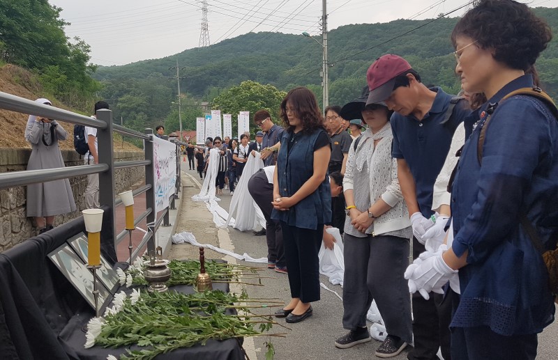 13일 오전 경기 양주시 광적면 효촌리 56번 국도 사고현장에서 추모객들이 헌화를 하고 있다.