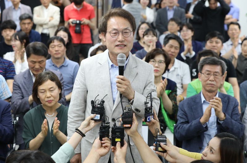 서울시교육감 재선에 도전하는 조희연 후보가 6.13 전국동시지방선거일인 13일 서울 서대문구에 위치한 선거사무소에서 당선이 확실시 되자 소감을 말하고 있다. 2018.06.13.