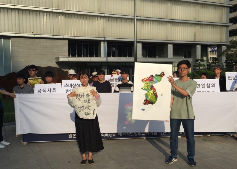 소녀상 지킴이들은 16일 오후 서울 대한민국역사박물관 앞에서 한일합의의 즉각 폐기와 한반도 평화를 위한 퍼포먼스를 펼쳤다.