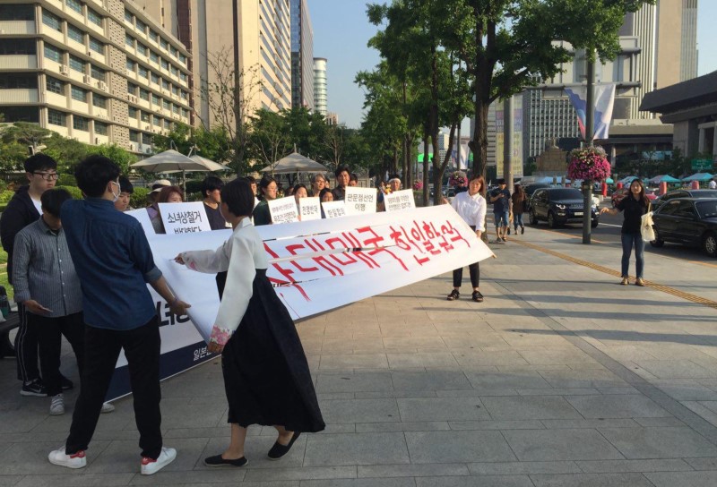 소녀상 지킴이들은 16일 오후 서울 대한민국역사박물관 앞에서 한일합의의 즉각 폐기와 한반도 평화를 위한 퍼모먼스를 펼쳤다.