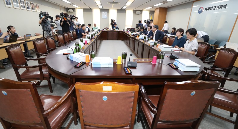 11일 오후 정부세종청사에서 열린 최저임금위원회 전원회의에서 최저임금 업종별 차등 적용안이 부결된 것에 반발하며 불참한 사용자 위원들의 자리가 비어 있다.