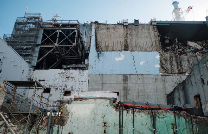후쿠시마 제1원전에는 수소폭발로 떨어져 나간 원자로 벽의 일부가 그대로 남아있는 등 2011년 후쿠시마 원전 사고의 상흔이 7년이 지난 지금도 여전히 남아있다.사진은 공동취재단이 제공한 것이다. 2018.02.20.