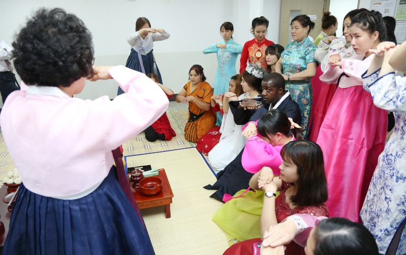20일 오전 대구 남구 봉덕동 남구건강가정 다문화가족지원센터에서 열린 '결혼이주여성 추석명절체험'행사에 참가한 다문화가정 여성들이 큰 절하는 법을 배우고 있다. 2017.09.20.
