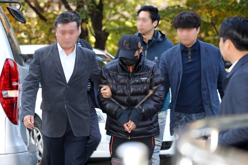 강서 주차장 전 부인 살인사건 피의자 김 모(48)씨가 25일 오전 서울 양천구 서울남부지방법원에서 열린 영장실질심사(구속 전 피의자 심문)에 출석하고 있다. 2018.10.25.