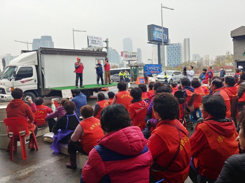 7일 오전, 구 노량진수산시장 앞에서 상인들이 집회하는 모습