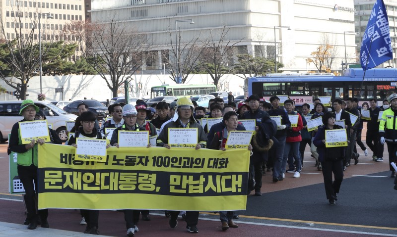 12일 서울 종로구 정부서울청사 앞에서 열린 민주노총 '1,100만 비정규직 노동자 공동투쟁 기자회견'을 마친 비정규직 노동자 및 민주노총 조합원들이 문재인 대통령에게 면담을 촉구하며 청와대로 행진하고 있다. 2018.11.12.