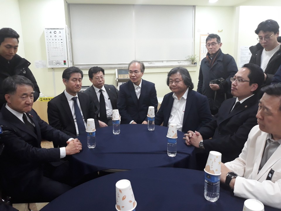 2일 적십자병원 장례식장에 마련된 고인의 빈소에는 보건복지부 박능후 장관을 비롯한 관계자들, 의사협회 최대협 회장과 진행부, 대한병원협회 임영진 회장, 대한신경정신의학회 권준수 이사장, 강북삼성병원 신호철 병원장 등이 조문했다.