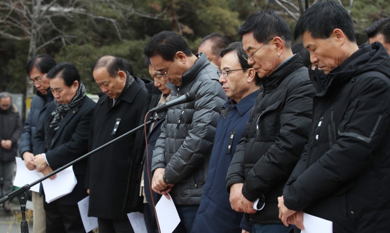 박관수(왼쪽 세번째) 전국개인택시운송자사업자연합회장이 10일 오후 서울 영등포구 국회의사당 앞 택시 천막농성장에서 카카오 카풀 관련 비상대책위원회를 갖고 연 60대 택시기사 임 모씨의 분신 사건과 관련 기자회견에 앞서 묵념하고 있다. 2019.01.10.
