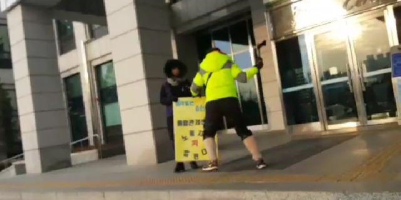 11일 오전 8시 30분 김천시청 앞에서 민주노총 조합원들에게 손도끼를 휘두른 50대 남성의 모습.