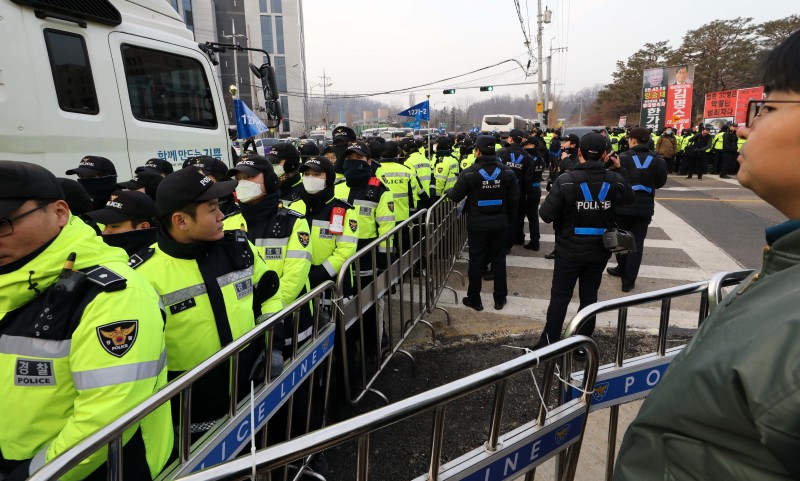 사법행정권 남용 사건의 핵심 피의자 양승태 전 대법원장이 검찰 소환조사를 앞두고 11일 오전 서울 서초구 대법원 앞에 경찰들이 통제를 하고 있다. 전직 대법원장이 검찰에서 피의자로 조사받는 것은 헌정사상 처음이다.