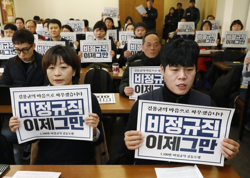 비정규직 이제그만 1100만 비정규직 공동투쟁이 13일 서울 정동 프란치스코회관에서 기자회견을 열고 문재인 정부의 비정규직 공약 이행을 촉구하고 있다.