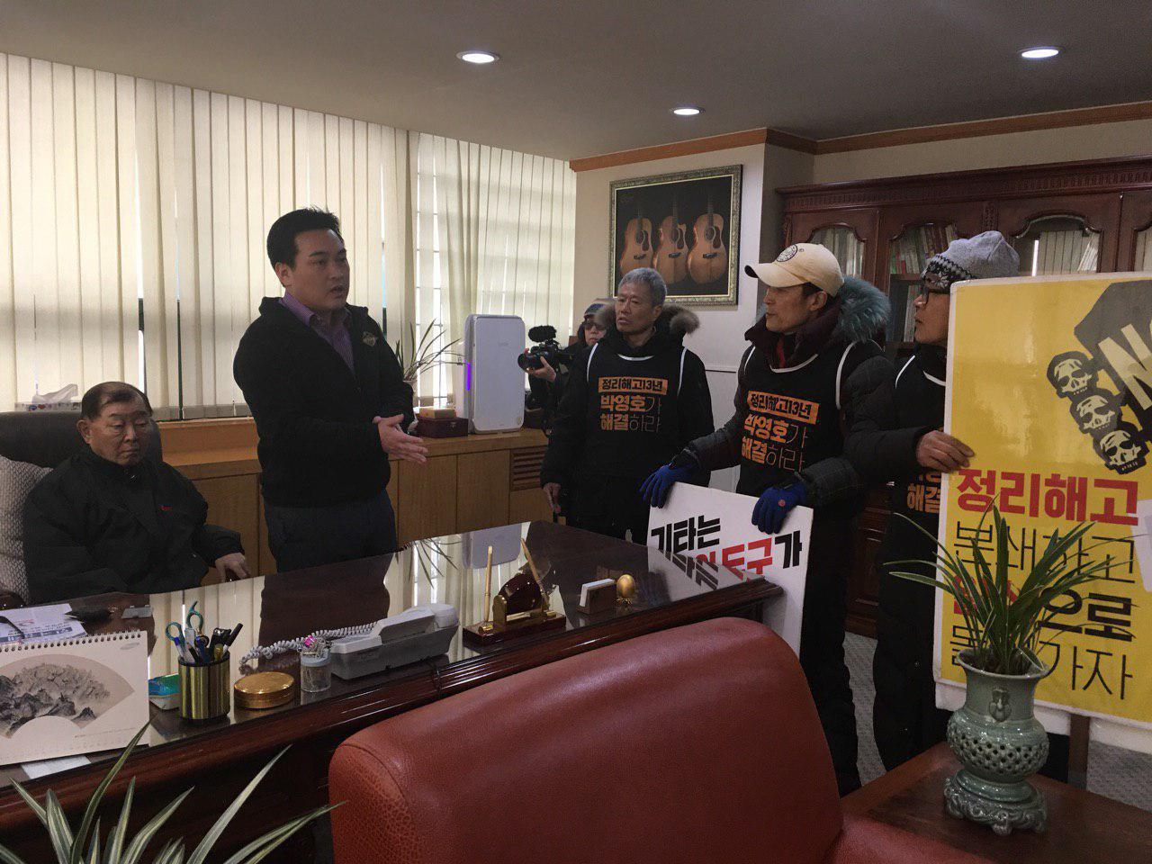 콜텍 해고 노동자 3명 등이 지난달 18일 서울 등촌동 콜트 본사 3층 사장실로 들어가 박영호 사장을 만난 모습.