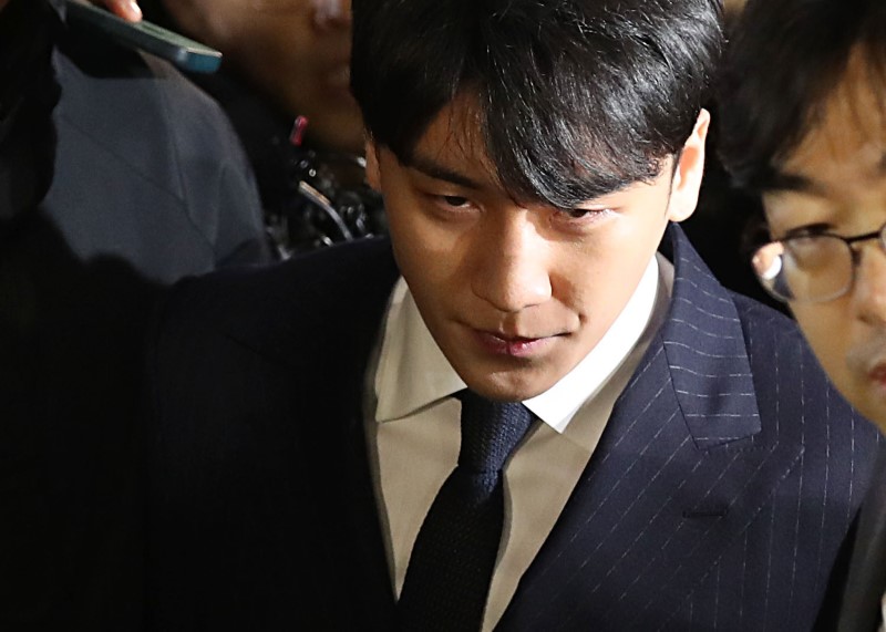 투자자에게 성접대를 알선한 혐의를 받는 빅뱅 전(前) 멤버 승리(29·본명 이승현)가 15일 새벽 서울지방경찰청에서 피의자 신분으로 소환 조사를 받은 후 귀가하고 있다. 2019.03.15.