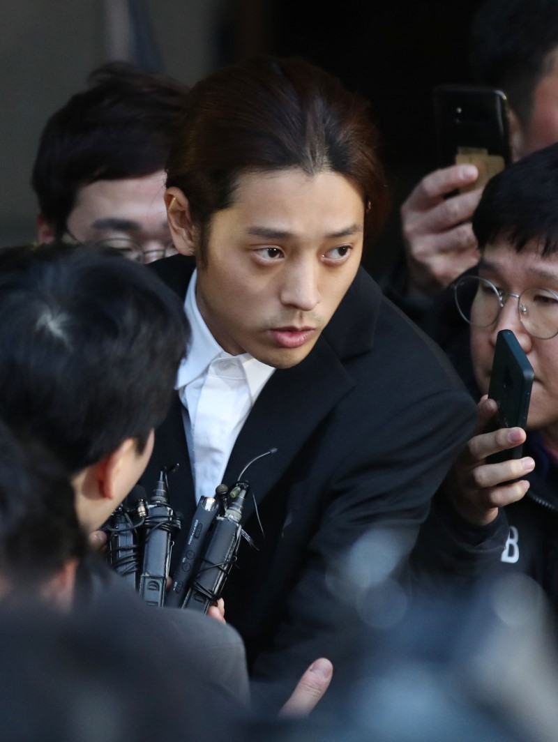 성폭력범죄의 처벌 등에 관한 특례법 위반(카메라 등 이용 촬영) 혐의를 받고 있는 가수 정준영이 15일 새벽 서울지방경찰청 광역수사대에서 피의자 신분으로 조사를 받은 후 귀가하던 중 취재진의 질문을 받고 있다.