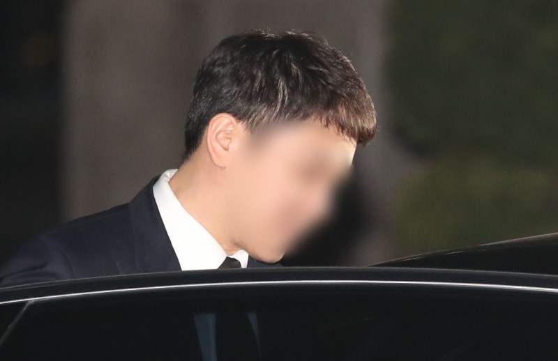성접대, 불법촬영 동영상 공유, 경찰 유착 의혹 등이 담긴 ‘승리의 카카오톡 대화방’에 함께 있었던 것으로 지목된 유리홀딩스 대표 유 모 씨가 15일 새벽 서울지방경찰청에서 조사를 받은 후 귀가하고 있다. 2019.03.15.
