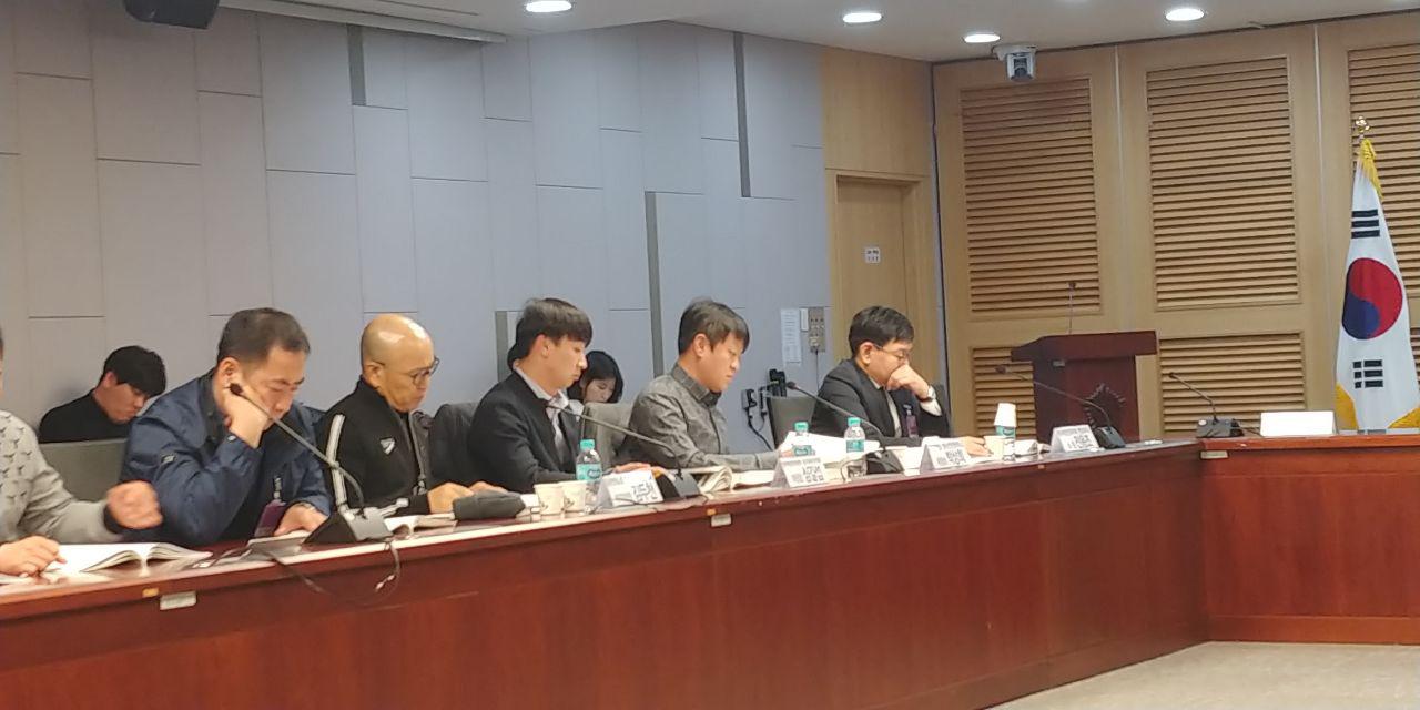27일 오후 국회의원회관 제2세미나실에서 열린 원자력발전소 안전관리 외주화 노동실태 토론회에 참석한 노조 대표자들.