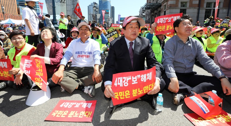 지난달 2일 오후 서울 용산구 서울역광장에서 열린 4대강 보 해체 저지 투쟁 제1차 범국민대회에 참석한 자유한국당 임이자(왼쪽부터), 이은재 의원, 이재오 4대강 보 해체 저지 범국민연합 공동대표, 자유한국당 김무성, 권성동 의원. 자료사진. 2019.05.02.