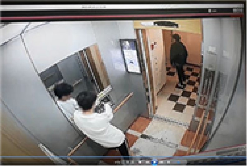 벨튀 후 도주 위해 엘리베이터를 잡고 있는 CCTV 화면