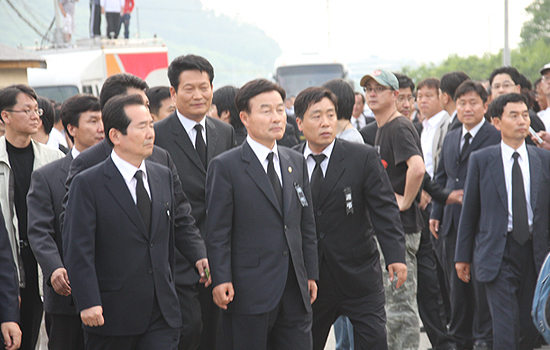 봉하마을 찾은 정세균 민주당 대표