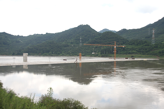 2010년 7월 낙동강 함안보 공사현장은 불어난 강물에 완전히 침수됐다.