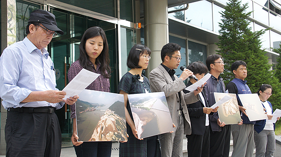 지난해 6월16일 환경단체가  낙동강유역환경청 앞에서 낙동강 불법공사 중단을 요구하는 기자회견을 열고 있다