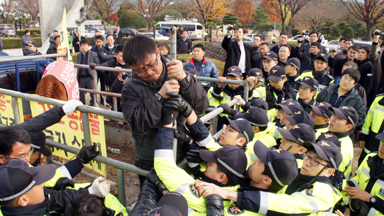 농민들, 농축산물 싣고 청와대 향하려다 경찰에 저지