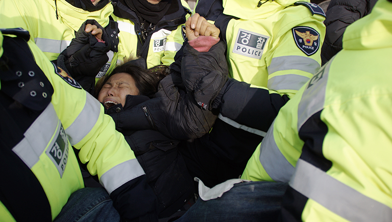 밀양송전탑 공사현장, 마을로 접근하면서 연일 충돌
