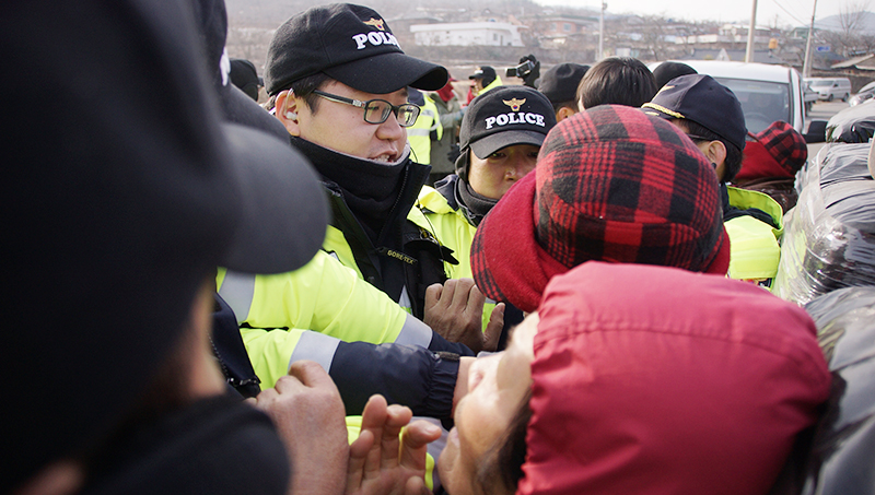 밀양송전탑 공사현장, 마을로 접근하면서 연일 충돌