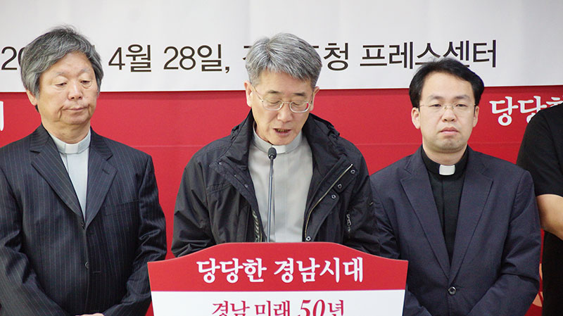 경남지역 천주교 신부 24명이 시국선언을 통해 지난 대선자금에 대해 신속한 수사가 이루어져야 한다고 밝혔다. 또한, 홍준표 경남지사를 구속 수사할 것을 검찰에 촉구했다.