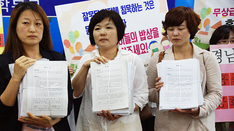 학부모들은 하동지역 34개 초·중·고등학교 3784명의 학부모 가운데 78.3%에 해당하는 2964명이 서명 제출한 ‘무상급식 원상회복’을 촉구하는 청원서를 경남도의회 사무처에 전달했다.